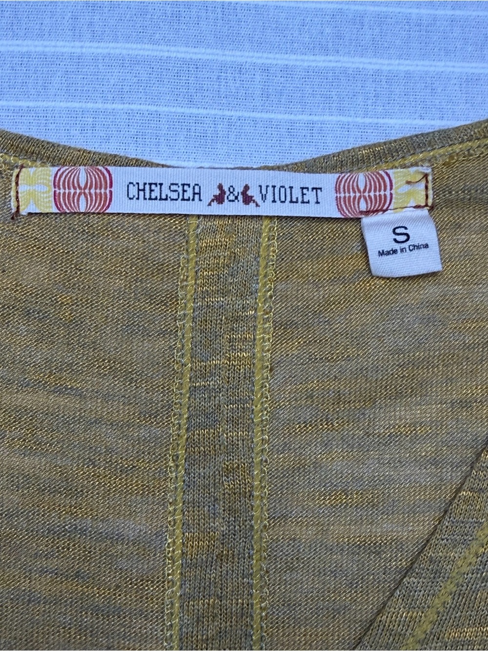 Chelsea & Violet Mustard Heathered V-Neck Top – Size Small 🤎 - Picture 7 of 9